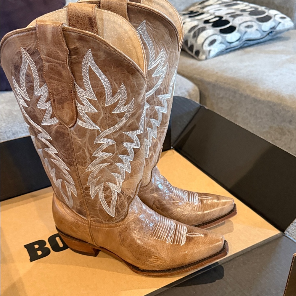 Idyllwind Tan Western Embroidered Cowboy Boots